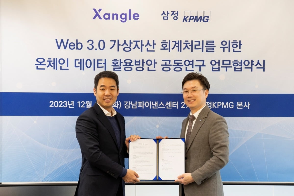 박성배 삼정KPMG 부대표(우)와 이현우 쟁글 공동 대표(좌)가 19일 역삼동 강남파이낸스센터 삼정KPMG 본사에서 가상바카라 꽁 머니 회계처리 위한 온체인 데이터 연구 업무협약을 체결하고 기념촬영을 하고 있다. 제공=삼정KPMG