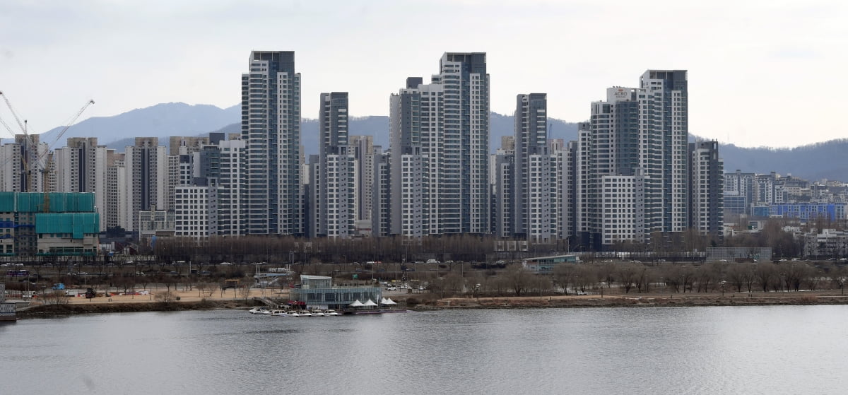 한강 너머에서 바라본 서울 서초구 반포 아파트 단지 전경. 한경DB