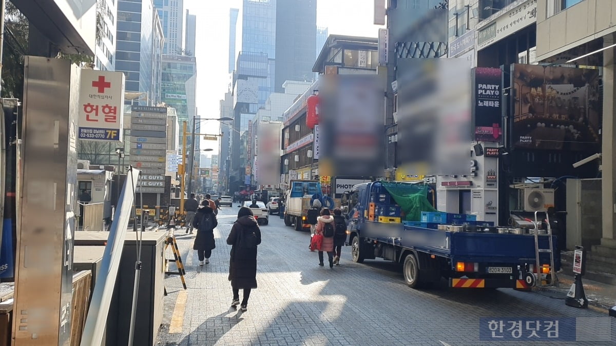 20일 서울 강남역 인근 거리. 주류 납품 차량들이 가게 앞에 서있다. / 사진=성진우 한경닷컴 기자. 
