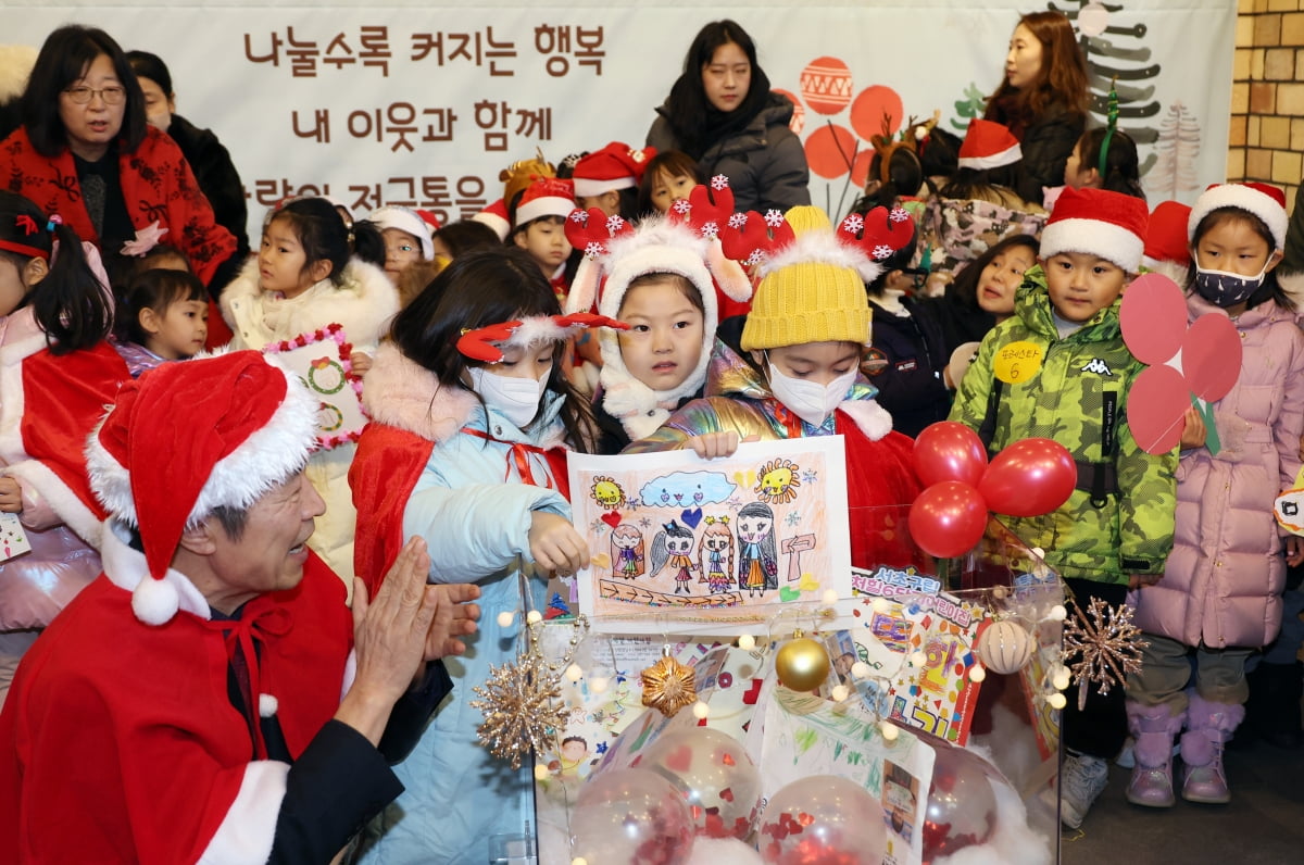 [포토] 서초구, '사랑의 저금통' 기부 행사