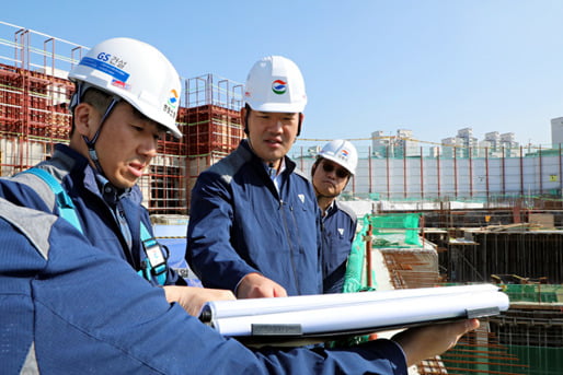 허윤홍 GS건설 대표(왼쪽 두번째)가 국내 주택 건설현장을 방문해 도면을 확인하고 있다.  /GS건설
