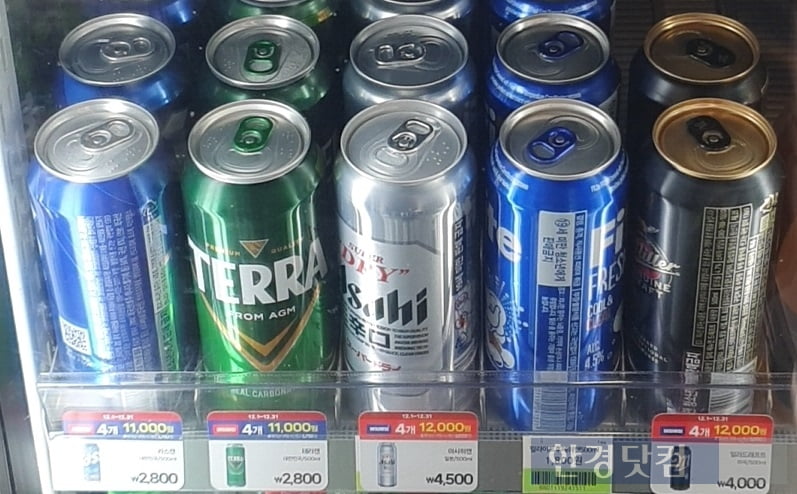 21일 서울 시내 한 편의점에서 판매 중인 캔맥주. / 사진=성진우 한경닷컴 기자 