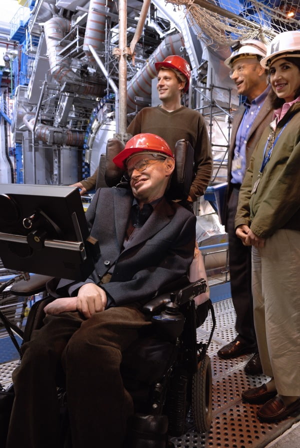 2006년 유럽원자핵공동연구소(CERN)를 방문해 ATLAS 입자 탐지기를 견학중인 스티븐 호킹과 저자(호킹 뒤). 당시 ATLAS 대변인이었던 피터 제니와 부대변인 파비올라 자노티가 실험실 내부를 안내하고 있다. /RHK 제공 