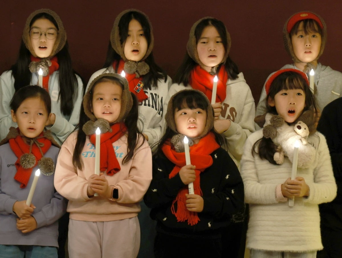 크리스마스를 앞두고 서울 하계동 서울광염교회 어린이들이 성가를 부르고 있다./강은구 기자