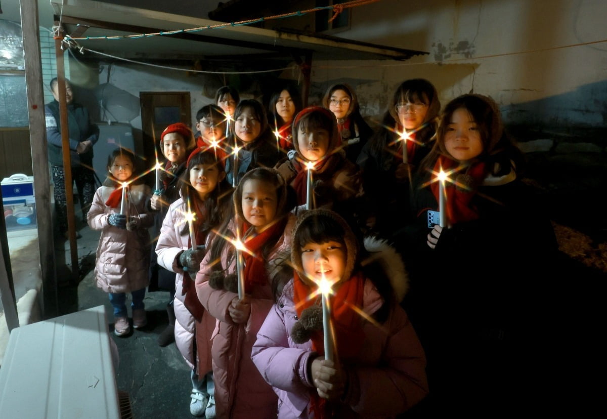 크리스마스를 앞두고 서울 하계동 서울광염교회 어린이들이 성가를 부르고 있다./강은구 기자