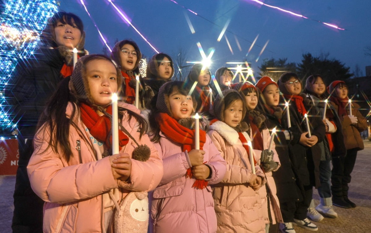 크리스마스를 앞두고 서울 하계동 서울광염교회 어린이들이 성가를 부르고 있다./강은구 기자