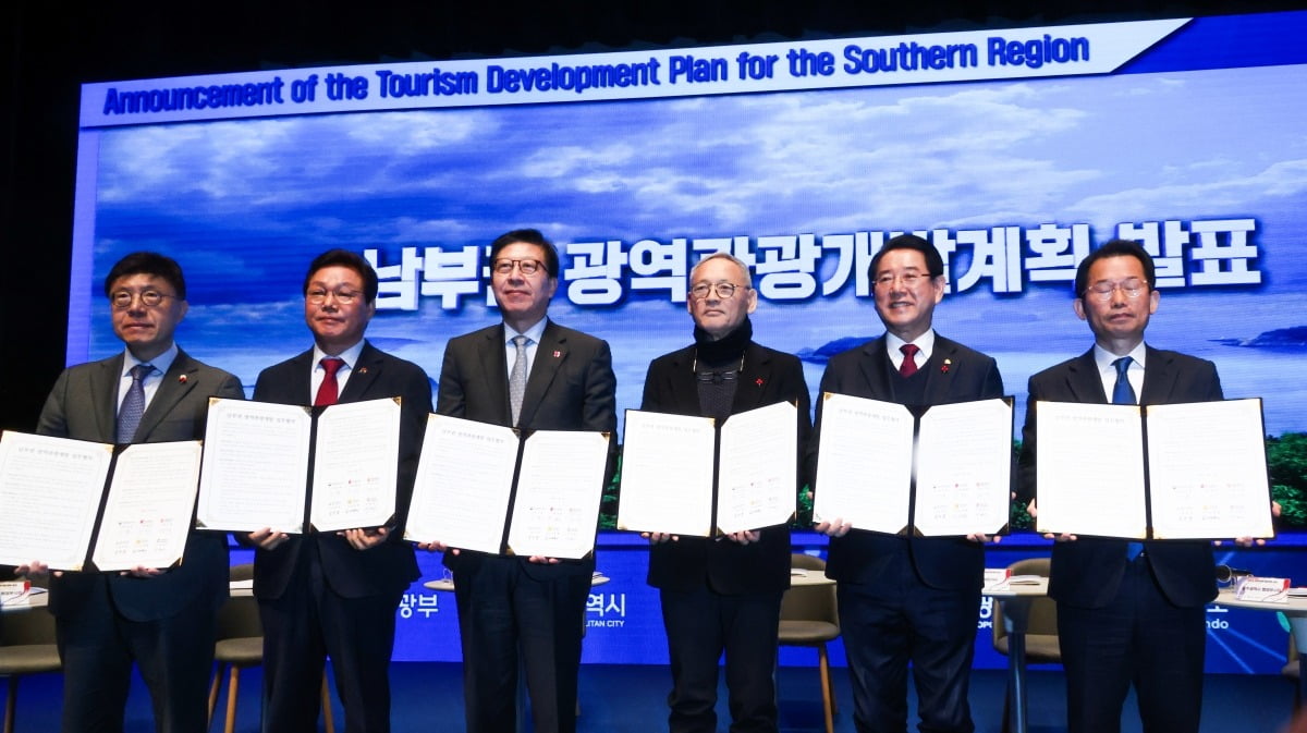 22일 오전 경남 통영시 국제음악당에서 열린 '남부권 광역관광개발 비전 발표 행사'에서 유인촌 문화체육관광부장관과 남부권 5개 지역 시장·도지사·부시장 등이 업무협약문을 들고 기념사진을 찍고 있다. 왼쪽부터 서정욱 울산 행정부시장, 박완수 경남도지사, 박형준 부산시장, 유인촌 문화체육관광부장관, 김영록 전남도지사, 문영훈 광주 행정부시장./ 연합뉴스