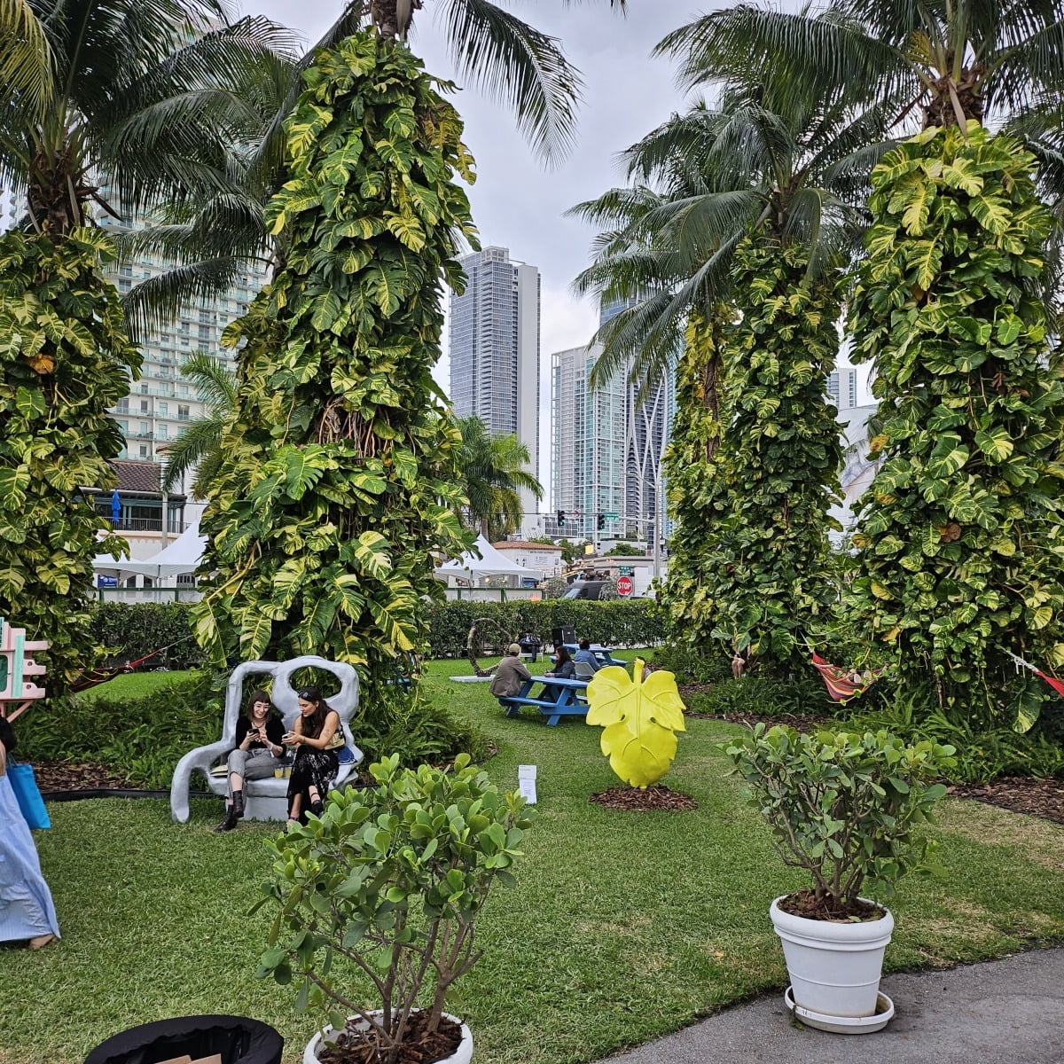 NADA Miami 2023 정원 풍경. 150개 부스를 돌고나면 휴식이 간절해진다. 해먹에 앉아 피자와 샴페인으로 허기를 달래다보면 ‘이곳이 플로리다’라는 감탄이 절로 난다. [사진=이한빛]  