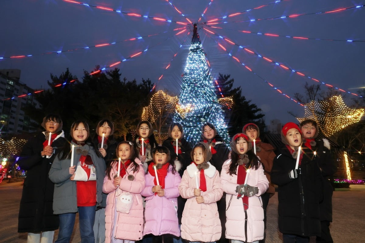 크리스마스를 앞두고 서울 하계동 서울광염교회 어린이들이 성가를 부르고 있다./강은구기자