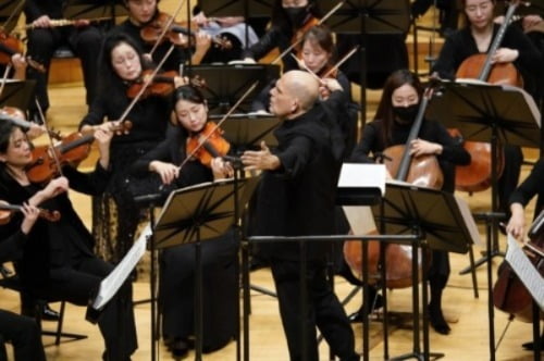 얍 판 츠베덴이 이끄는 서울시향이 지난 21일 서울 롯데콘서트홀에서 베토벤 교향곡 9번 '합창'을 연주하고 있다. 서울시향 제공