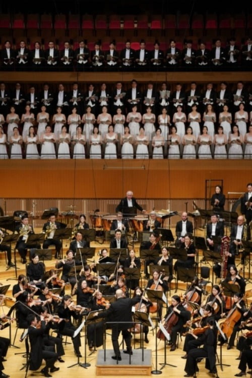 얍 판 츠베덴이 이끄는 서울시향이 지난 21일 서울 롯데콘서트홀에서 베토벤 교향곡 9번 '합창'을 연주하고 있다. 서울시향 제공