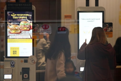 서울의 한 햄버거 매장 앞에서 시민들이 주문을 하고 있다.(사진=뉴스1)