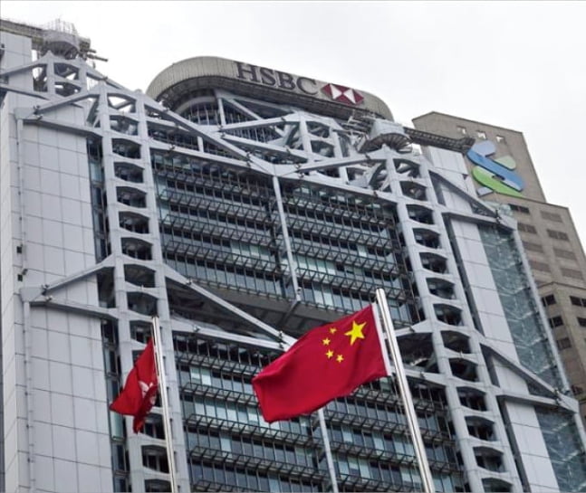 금융감독당국이 홍콩 기반 글로벌 투자은행(IB) 두 곳의 상습적 불법 공매도 사례에 대해 과징금 조치를 의결했다. 이들은 국내 주식 110개 종목에 대해 총 560억원 규모 무차입 공매도를 한 것이 앞서 금융감독원 조사를 통해 드러났다 HSBC 홍콩 본점 건물. 한경DB