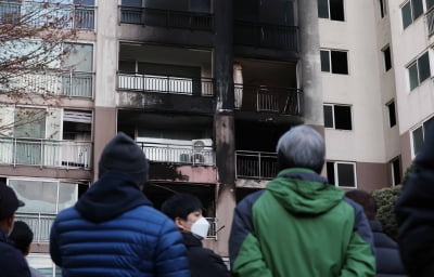 성탄절 새벽 아파트 화재…2명 숨지고 20여 명 부상