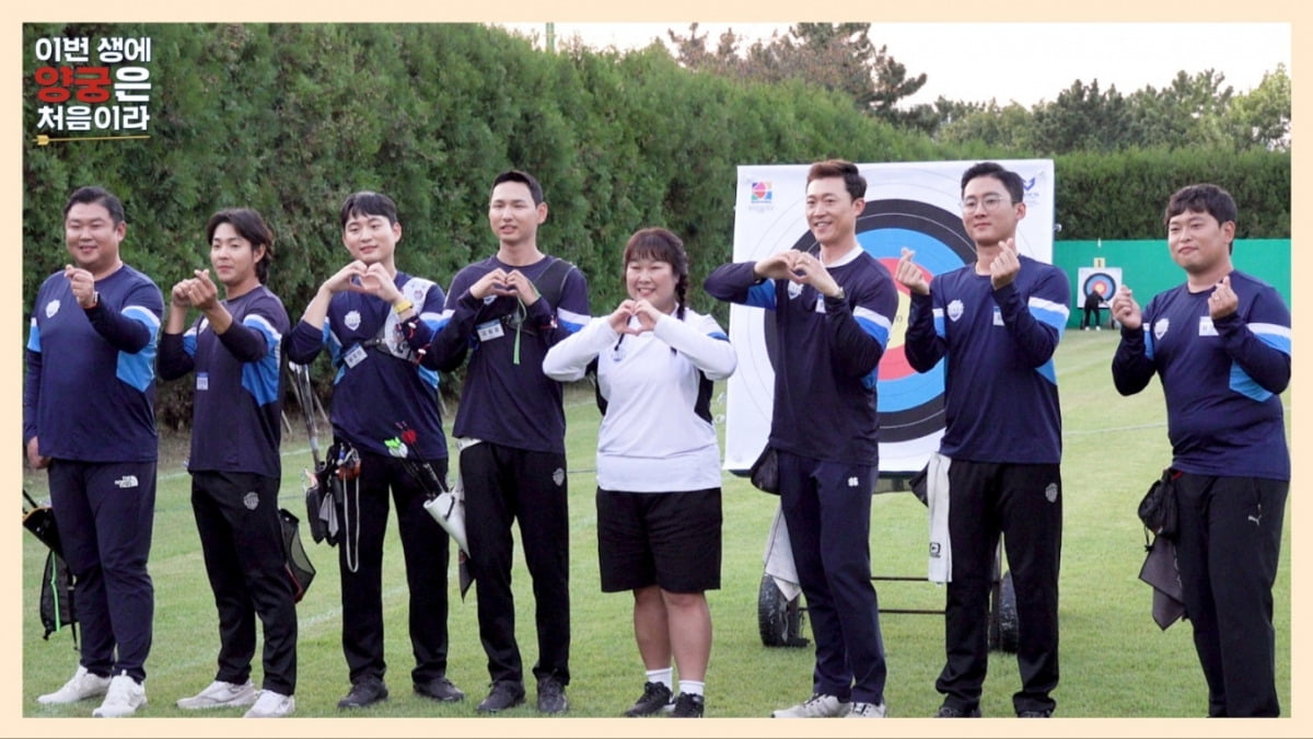 개그우먼 김민경을 초대해 현대제철 남자양궁단과 이색 양궁대결을 벌이는 콜라보 영상 제작 모습.  /현대제철 제공