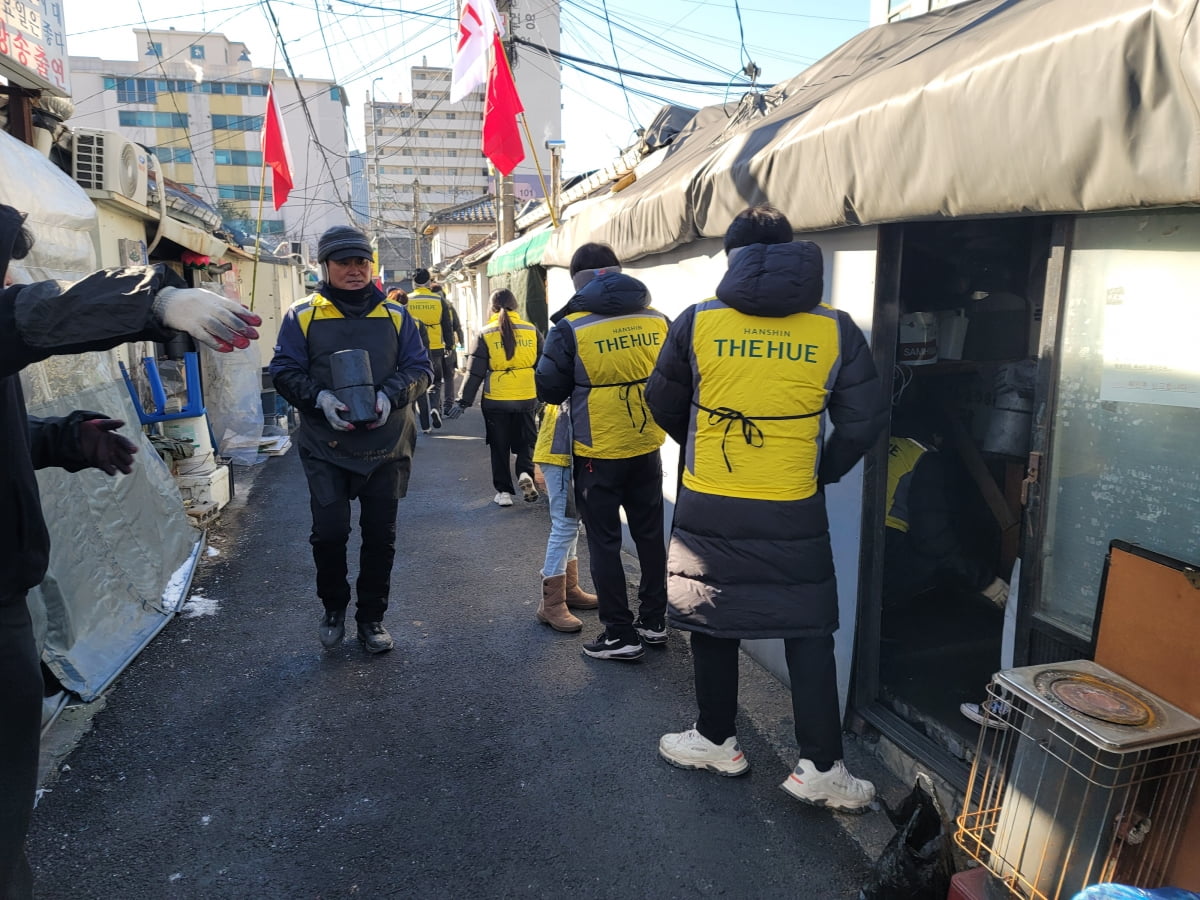 선홍규 한신공 대표(왼쪽)가 연탄나눔 슬롯 꽁 머니에 참여하고 있다. 한신공영 제공