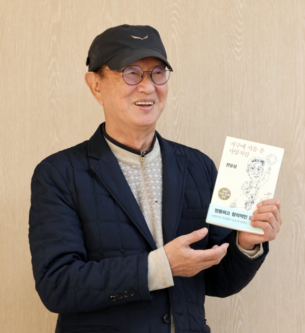 개그맨 전유성이 서울 중림동 한국경제신문사에서 자신의 산문집 <지구에 처음 온 사람처럼>에 대해 설명하고 있다. 최혁 기자
