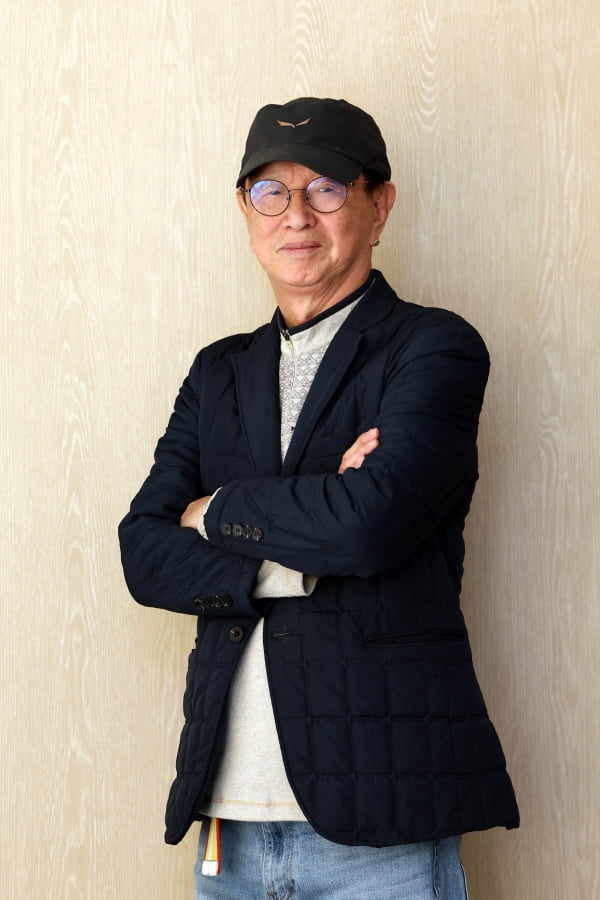 개그맨 전유성이 서울 중림동 한국경제신문사에서 자신의 산문집 <지구에 처음 온 사람처럼>에 대해 설명하고 있다. 최혁 기자