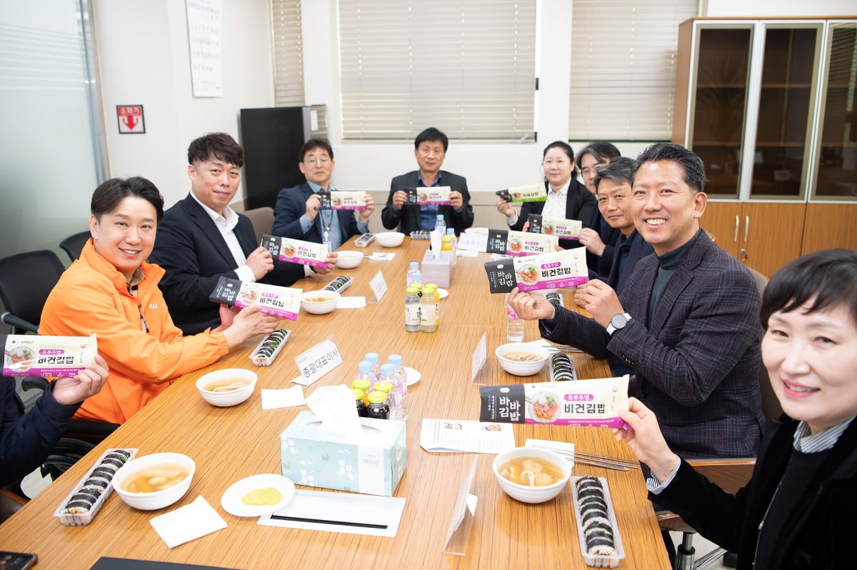 김장호 구미시장과 유통특작과 직원들이 올곧을 방문해 애로사항을 듣고 구미 농산물 판로확대를 위해 협력하기로 했다. 구미시 제공