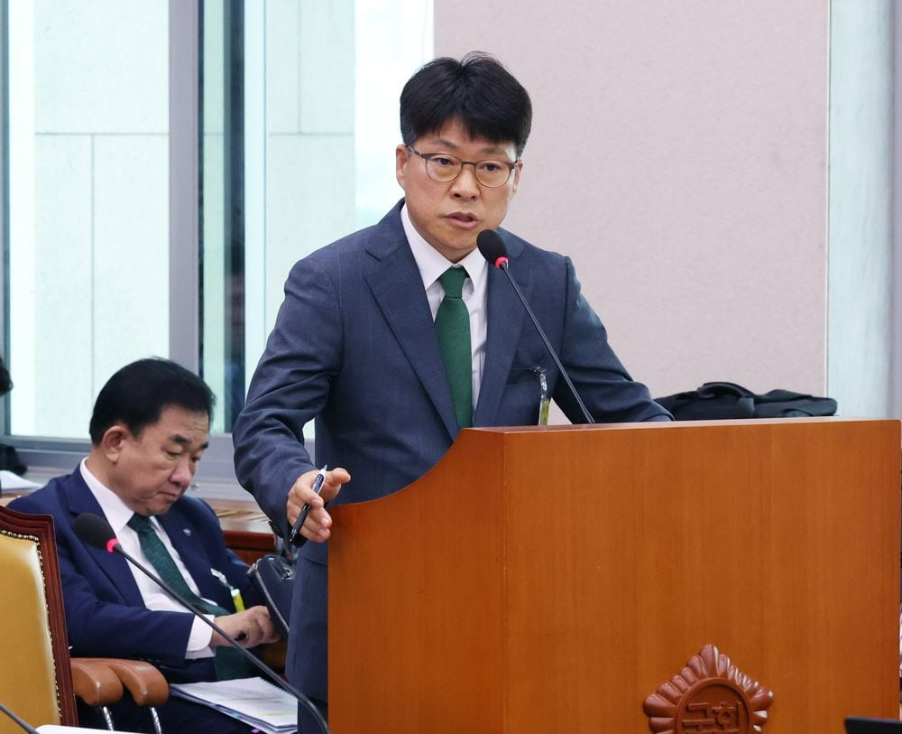 진현환 국토교통부 주택토지실장이 10월 19일 국회에서 열린 국토교통위원회의 한국부동산원, 주택도시보증공사 등에 대한 국정감사에서 의원들의 질의에 답변하고 있다.  /뉴스1