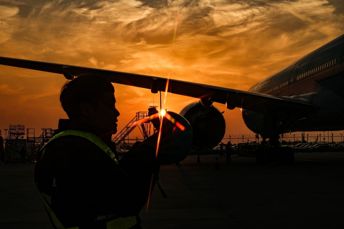대한항공 정비본부 정비사들이 인천시 중구 운서동에 위치한 대한항공 항공기 정비격납고에서 항공기 대한항공 보잉 777-300ER 항공기를 점검하고 있다./최혁 기자