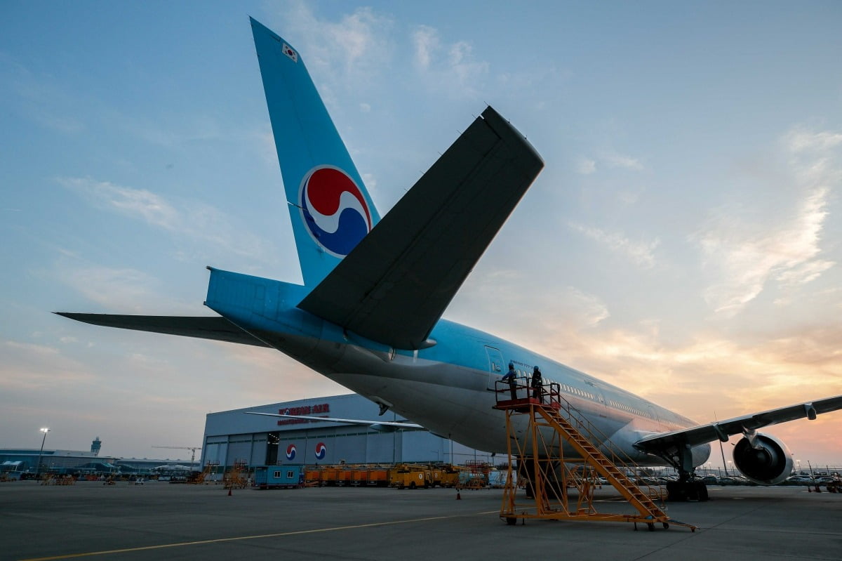 대한항공 정비본부 정비사들이 인천시 중구 운서동에 위치한 대한항공 항공기 정비격납고에서 항공기 대한항공 보잉 777-300ER 항공기를 점검하고 있다./최혁 기자