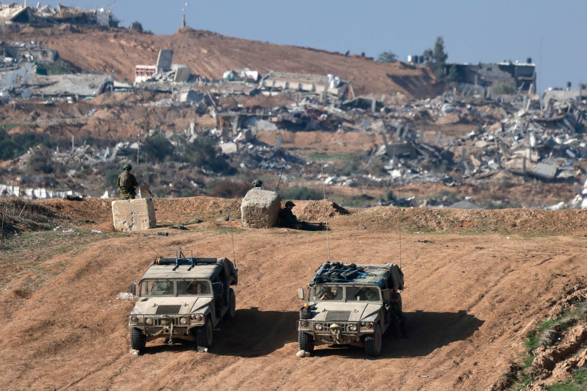 전투가 진행중인 가자지구 남부의 한 도심 인근에 주차된 이스라엘 군용차량  /사진 =AFP