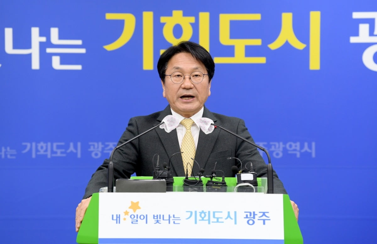 강기정 광주광역시장이 27일 카지노사이트추천청 브리핑실에서 송·신년 기자회견을 하고 있다. 카지노사이트추천 제공