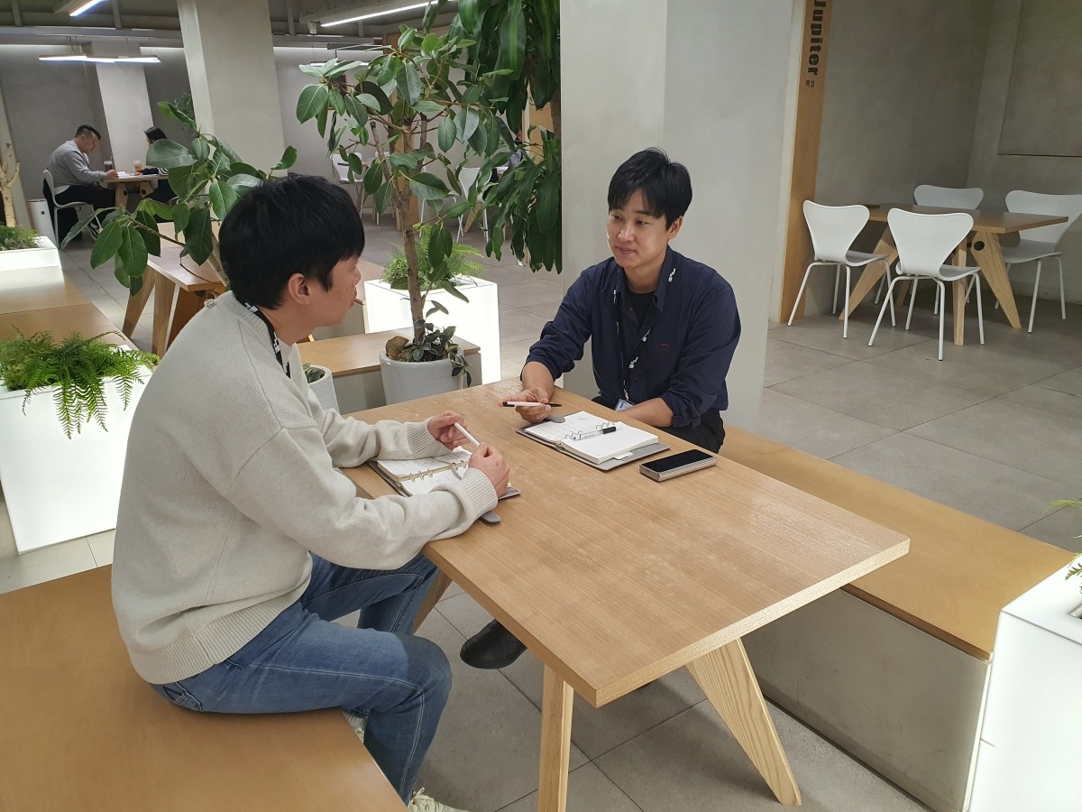 B2B팀 직원들이 판매 계획에 대한 회의를 하고 있다. 윤현주 기자