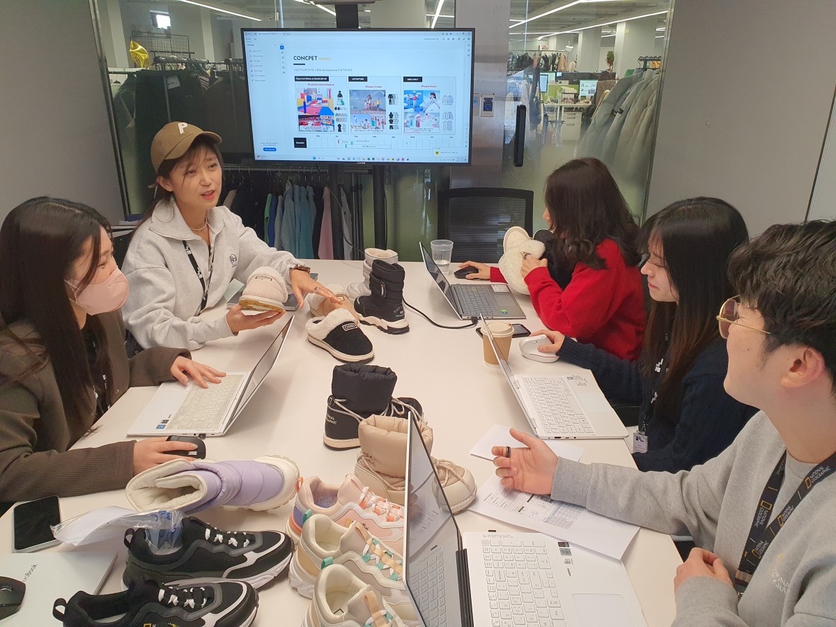 김지향 NG풋웨어팀 부장(왼쪽 두 번째)이 팀원들과 신제품 회의를 하고 있다. 윤현주 기자