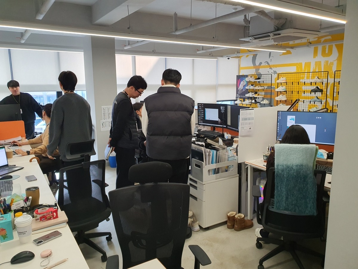 신발기획팀 직원들이 디자인 개발 회의를 하고 있다. 윤현주 기자