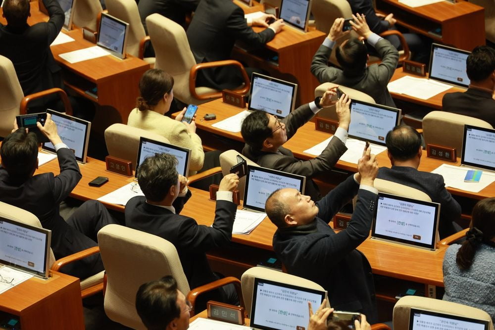 28일 국회 본회의에서 야당 의원들이 대통령 배우자 사설 카지노의 도이치모터스 주가조작 의혹 진상규명을 위한 특별검사 임명 등에 관한 법률안 표결 모습을 촬영하고 있다. 사진=연합뉴스