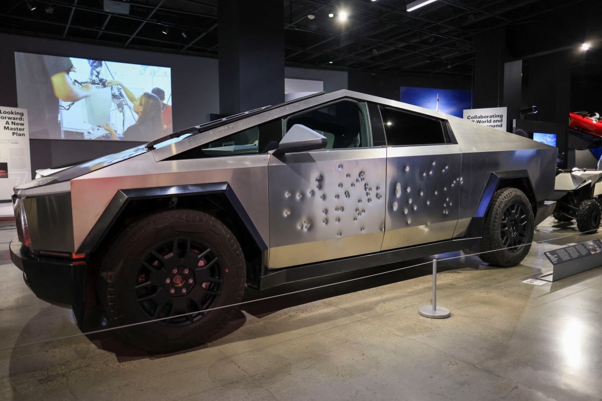지난 21일 미국 로스앤젤레스(LA)의 피터슨 자동차 박물관에 총알이 박힌 테슬라 사이버트럭이 전시돼 있다. 지난달 테슬라는 사이버트럭 배송 행사에 맞춰 차량에 총을 쏘는 방탄 실험 영상을 공개했다. /REUTERS