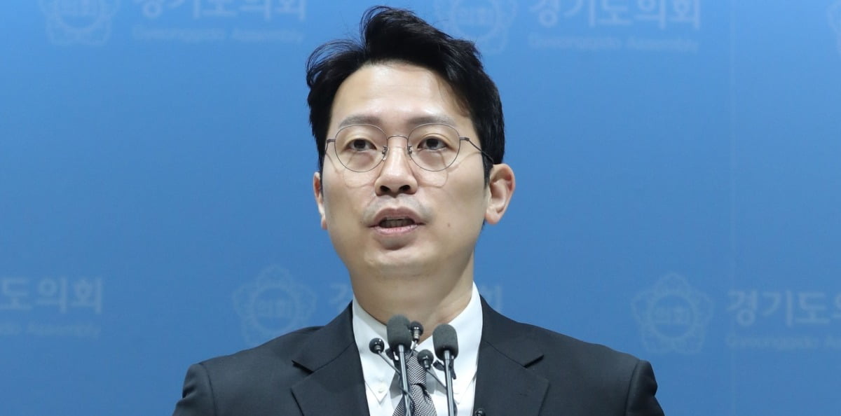 이기인 국민의힘 경기도의원이 29일 오후 경기 수원시 영통구 경기도의회 브리핑룸에서 탈당 기자회견을 하고 있다. 뉴스1