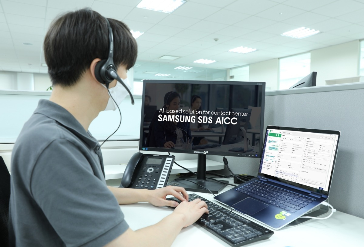 상담사가 삼성SDS의 AI 기반 지능형 컨택센터(AICC, AI Contact Center)를 활용해 고객과 상담하고 있다.  /삼성SDS 제공