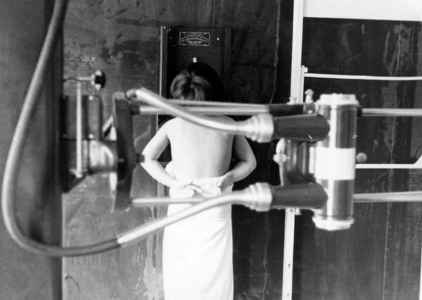1955년 적십자병원에서 국제적십자위원회가 지원한 엑스레이 장비로 첫 진료를 받고 있는 환자의 모습. 