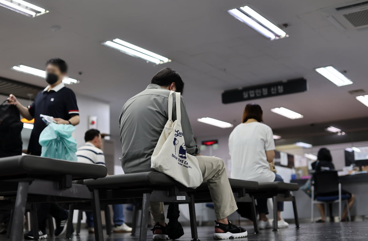 나홀로 소득 감소한 20대…4년 만에 빚만 2배로 늘었다