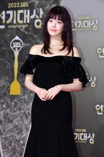  이유비, '눈부신 미모' (2023 SBS 연기대상)