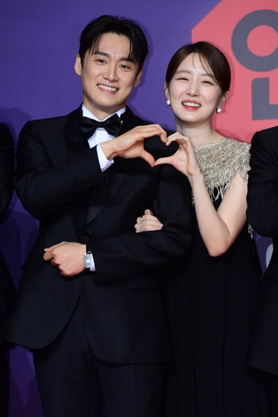 [포토] 오상진-김소영 부부, '환한 미소가 잘 어울리네~' (2023 SBS 연예대상)