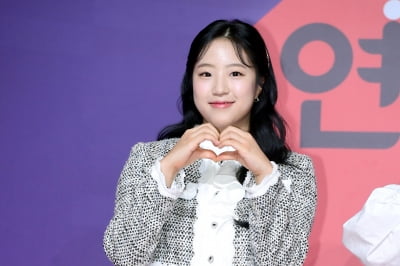 [포토] 신유빈, '귀여운 삐약이 하트~' (2023 SBS 연예대상)