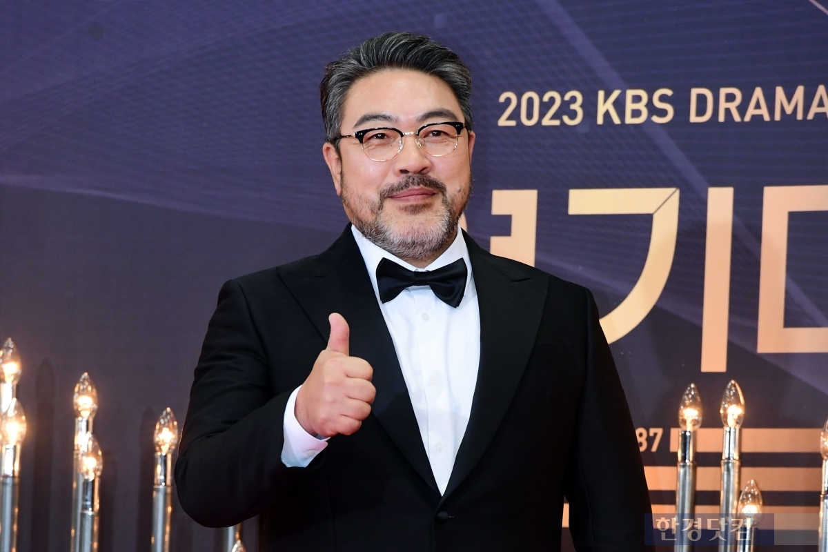 배우 이원종이 31일 오후 서울 여의도 KBS 신관 공개홀에서 열린 '2023 KBS 연기대상' 레드카펫 행사에 참석해 포토타임을 갖고 있다. / 변성현 한경닷컴 기자 byun84@hankyung.com