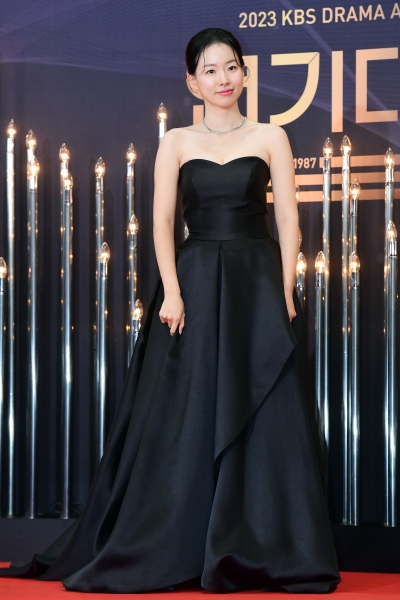[포토] 이시아, '블랙 드레스에도 빛나는 아름다움' (2023 KBS 연기대상)