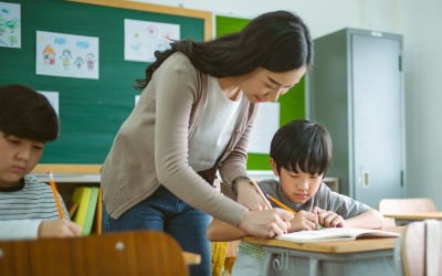 중국어 교사가 6개월 연수 받고 미술 가르친다고?…미술 교사들, 정책 폐기 요구