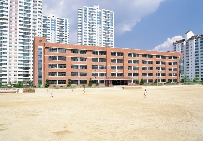 경기도 성남시 분당신도시 일대의 초등학교와 아파트. / 사진=게티이미지뱅크 
