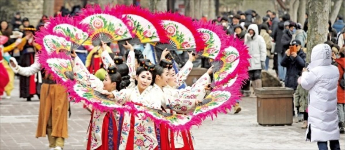 이것도 부러웠나…中 바이두 "부채춤은 중국 민속무용"