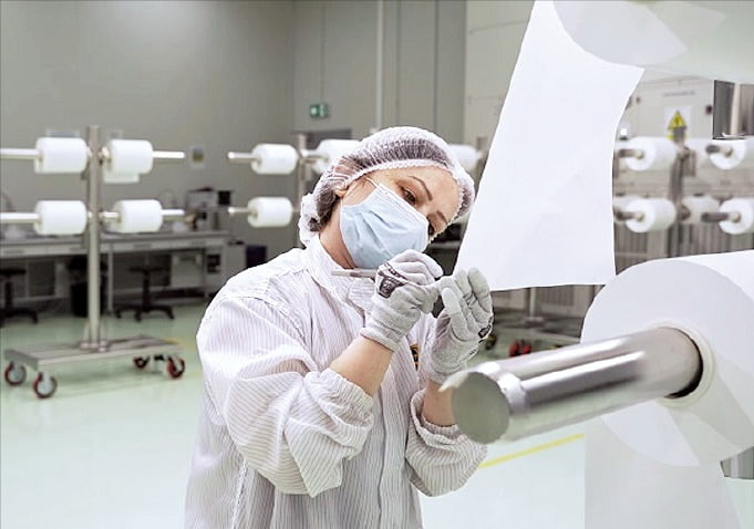폴란드 동브로바구르니차에 있는 SK아이이테크놀로지의 전기차 배터리 분리막 공장에서 한 직원이 제품 품질을 점검하고 있다. /사진=SKIET