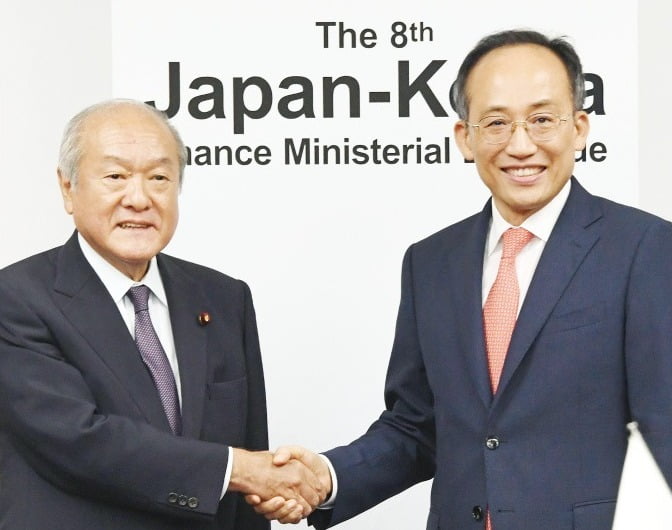 추경호 부총리 겸 기획재정부 장관(오른쪽)과 스즈키 슌이치 일본 재무장관. /사진=뉴스1
