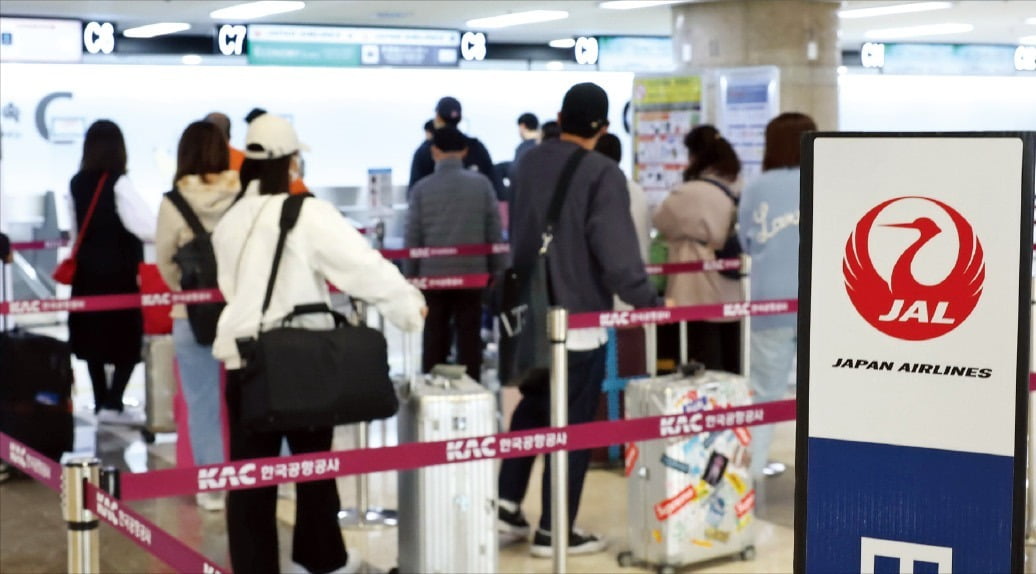 김포국제공항 일본항공 체크인 카운터에서 승객들이 발권하기 위해 기다리고 있다.  한경DB 