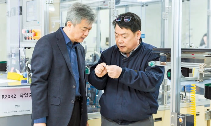 이인호 한국무역보험공사 사장(왼쪽)이 지난 2월 2차전지 부품 수출기업 신흥에스이씨를 방문해 경영 애로사항을 듣고 있다. /무역보험공사 제공

 