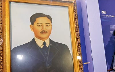 [포토] '1 대 1000' 독립투사 김상옥展 찾은 윤홍근 회장